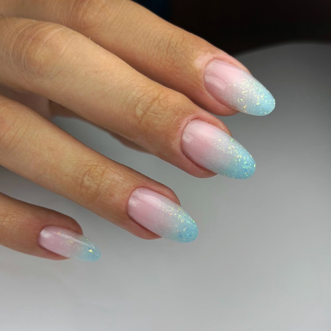 Ombré azzurro glitterato su forma mandorla