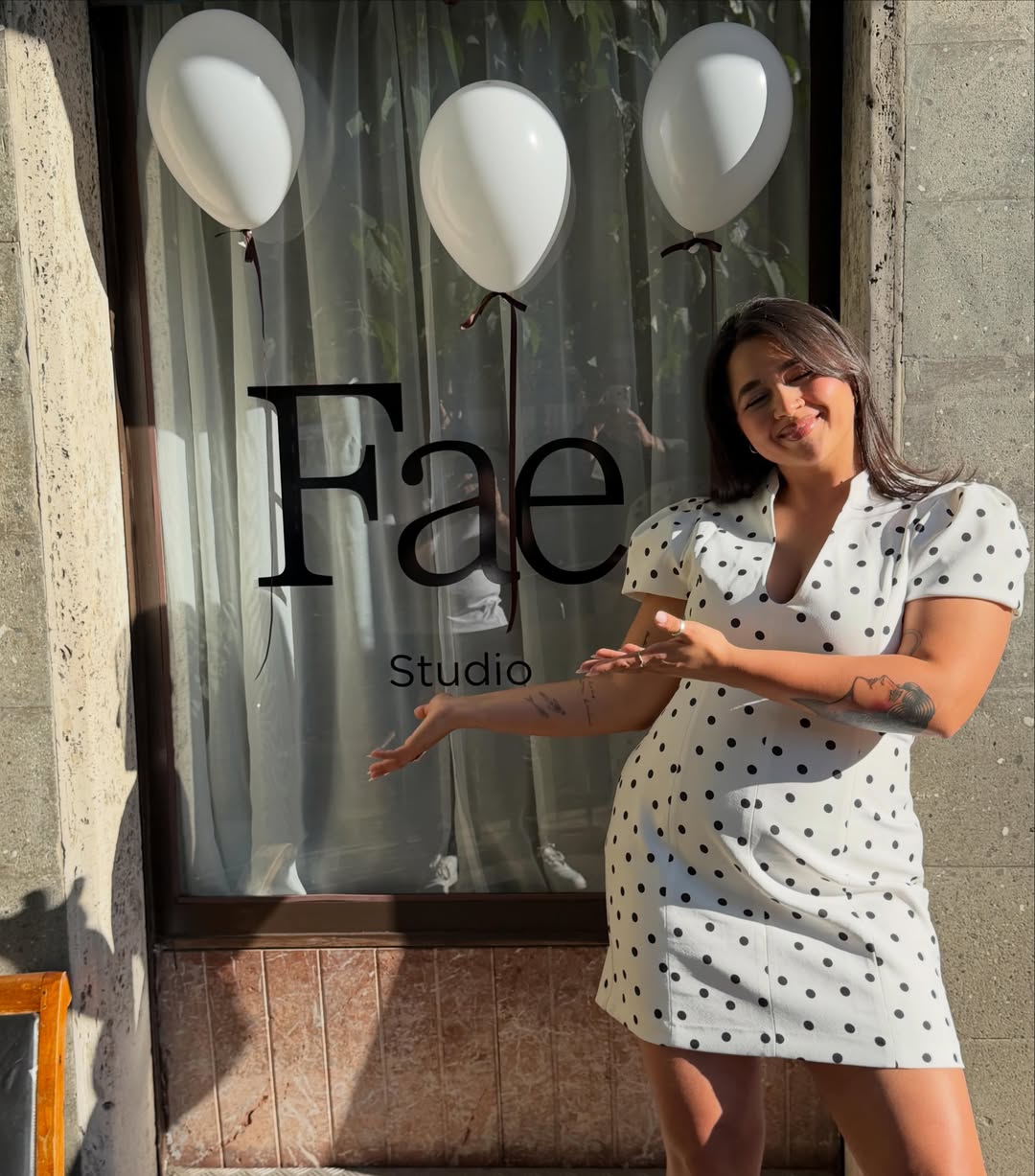Fabiana Pezzuti davanti alla vetrina di Fae Studio il giorno dell'inaugurazione