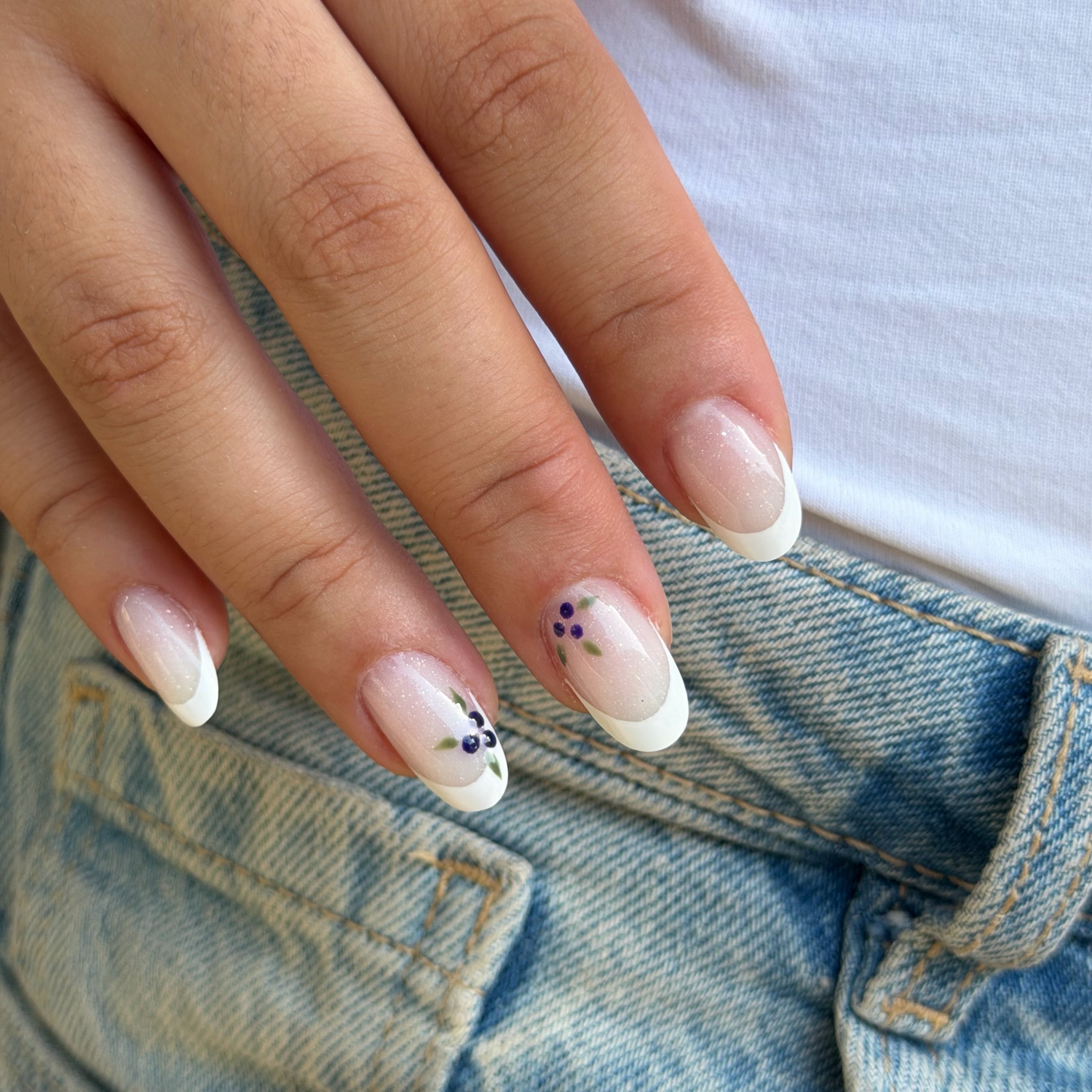 French senza tempo con micro-decoro ai mirtilli dipinto a mano, forma mandorla