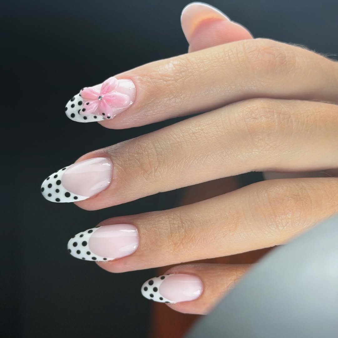 French a pois bianco e nero con fiore 3D in acrygel